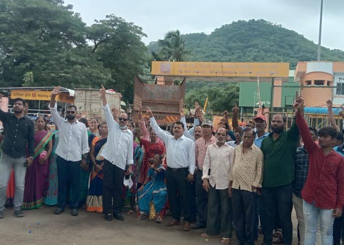 Chain hunger strike started against ONGC for compensation | नुकसान भरपाईसाठी ओएनजीसीविरोधात साखळी उपोषणाला सुरुवात Chain hunger strike started against ONGC for compensation | नुकसान भरपाईसाठी ओएनजीसीविरोधात साखळी उपोषणाला सुरुवात