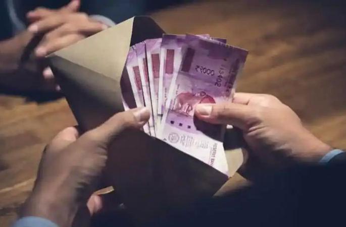 BDO caught taking bribe of Rs 65,000 in Gondia | गोंदियात ६५ हजारांची लाच घेताना बीडीओ जाळ्यात BDO caught taking bribe of Rs 65,000 in Gondia | गोंदियात ६५ हजारांची लाच घेताना बीडीओ जाळ्यात