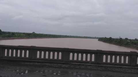 Collector, Superintendent of Police landed directly in the river basin | जिल्हाधिकारी, पोलीस अधीक्षक उतरले थेट नदीपात्रात Collector, Superintendent of Police landed directly in the river basin | जिल्हाधिकारी, पोलीस अधीक्षक उतरले थेट नदीपात्रात