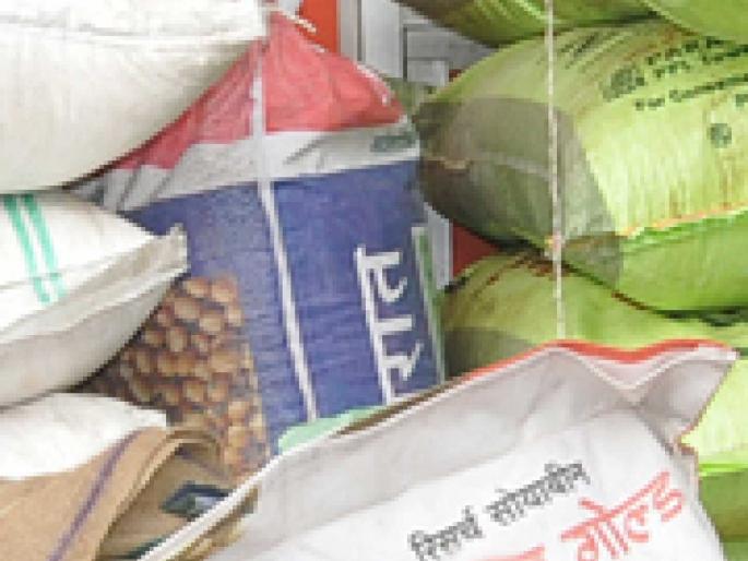 Action of the Department of Agriculture; Licenses of 21 fertilizer shops in the district suspended | कृषी विभागाची कारवाई; सोलापूर जिल्ह्यातील २१ खत दुकानांचे परवाने निलंबित