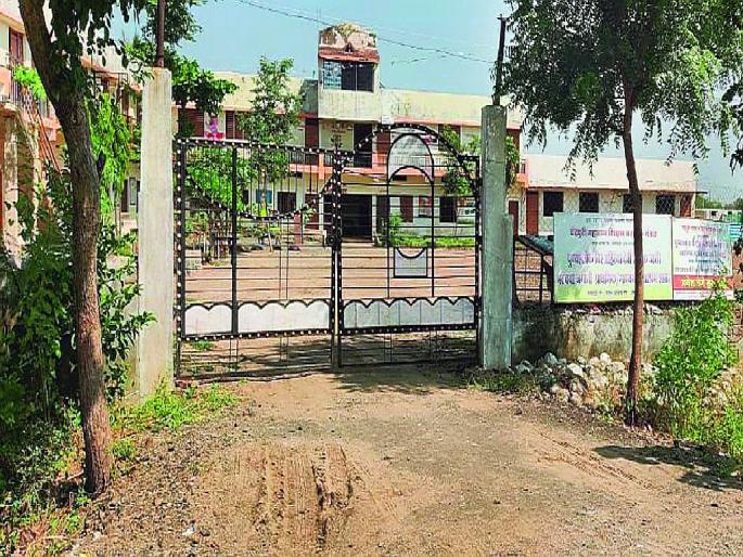 ashram school complaint to the President who transported students on a van; Tribal organizations demand for cancellation of recognition | विद्यार्थ्यांना कोंबून नेणाऱ्या आश्रमशाळेची राष्ट्रपतींकडे तक्रार; मान्यता रद्द करण्याची आदिवासी संघटनेची मागणी ashram school complaint to the President who transported students on a van; Tribal organizations demand for cancellation of recognition | विद्यार्थ्यांना कोंबून नेणाऱ्या आश्रमशाळेची राष्ट्रपतींकडे तक्रार; मान्यता रद्द करण्याची आदिवासी संघटनेची मागणी