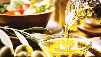Shocking; Raid on a factory manufacturing ghee, oil products from animal intestines | धक्कादायक; जनावरांच्या आतड्यांपासून तूप, तेल बनविणारे सापडले सोलापुरात Shocking; Raid on a factory manufacturing ghee, oil products from animal intestines | धक्कादायक; जनावरांच्या आतड्यांपासून तूप, तेल बनविणारे सापडले सोलापुरात