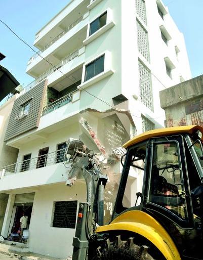 The unauthorized building of the notorious Ambekar was demolished in the sub-capital | उपराजधानीतील कुख्यात आंबेकरची अनधिकृत इमारत पाडली