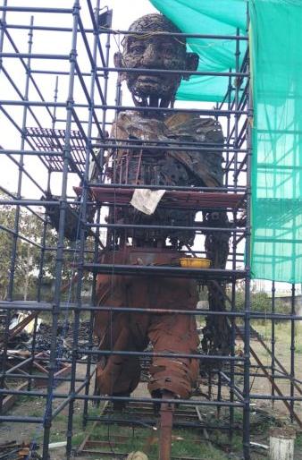 Statue of Mahatma Gandhi is being made by 35 ton debris | ३५ टन भंगारातून साकारला जातोय राष्ट्रपिता महात्मा गांधींचा पुतळा