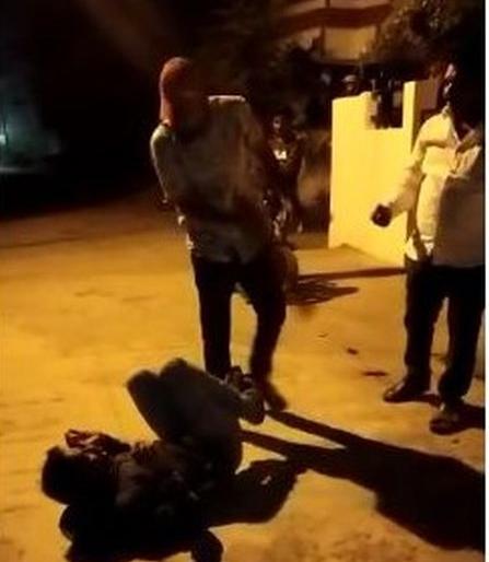 Rodromio was washed by the citizens of Yavatmal district | यवतमाळ जिल्ह्यातील रोडरोमिओची नागरिकांनी केली धुलाई Rodromio was washed by the citizens of Yavatmal district | यवतमाळ जिल्ह्यातील रोडरोमिओची नागरिकांनी केली धुलाई