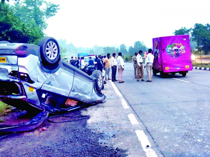 Accident at Wagade Dangalwadi, damage to car and three other vehicles | वागदे डंगळवाडी येथे अपघात, कारसह अन्य तीन वाहनांचे नुकसान Accident at Wagade Dangalwadi, damage to car and three other vehicles | वागदे डंगळवाडी येथे अपघात, कारसह अन्य तीन वाहनांचे नुकसान