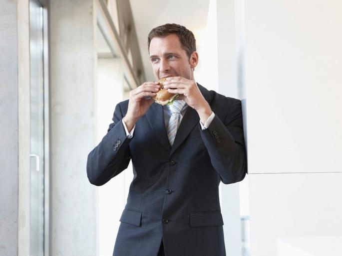 Health Tips : Standing and eating food bad health and body posture | उभं राहून जेवण करणे तुमच्या आरोग्यासाठी नुकसानकारक, वेळीच व्हा सावध!