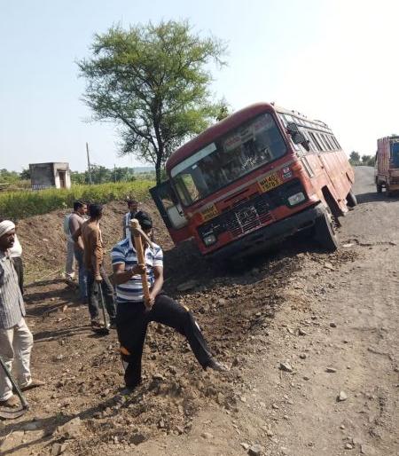 Accident on pandharkawada-Akola ST bus accident in Yavatmal district | यवतमाळ जिल्ह्यात पांढरकवडा-अकोला एसटी बसला अपघात Accident on pandharkawada-Akola ST bus accident in Yavatmal district | यवतमाळ जिल्ह्यात पांढरकवडा-अकोला एसटी बसला अपघात