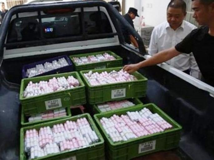 Man buys BMW car worth 50 Lakhs from 900 kilogram coins savings | अबब! ९०० किलो चिल्लर घेऊन तो पोहोचला BMW च्या शोरुममध्ये आणि... Man buys BMW car worth 50 Lakhs from 900 kilogram coins savings | अबब! ९०० किलो चिल्लर घेऊन तो पोहोचला BMW च्या शोरुममध्ये आणि...