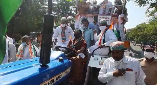 The tractor was driven by the state's women and child welfare minister | राज्याच्या महिला व बाल कल्याण मंत्र्यांनी चालविला ट्रॅक्टर The tractor was driven by the state's women and child welfare minister | राज्याच्या महिला व बाल कल्याण मंत्र्यांनी चालविला ट्रॅक्टर