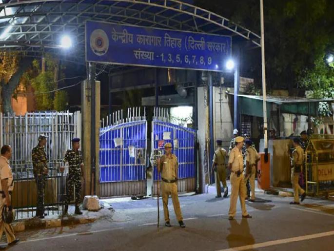 50 employees of Delhi's Tihar Jail, who were recruited through biometrics, have been suspended | तिहार जेलमधील ५० कर्मचारी निलंबित...! कोरोना काळात बायोमेट्रिक पद्धतीने झाली होती भरती 50 employees of Delhi's Tihar Jail, who were recruited through biometrics, have been suspended | तिहार जेलमधील ५० कर्मचारी निलंबित...! कोरोना काळात बायोमेट्रिक पद्धतीने झाली होती भरती