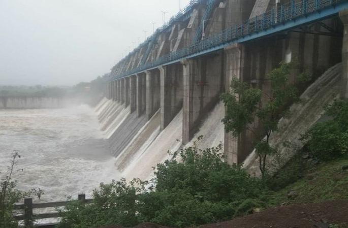 The incessant rains left many villages with water problems | संततधार पावसामुळे अनेक गावांचा पाणीप्रश्न सुटला The incessant rains left many villages with water problems | संततधार पावसामुळे अनेक गावांचा पाणीप्रश्न सुटला