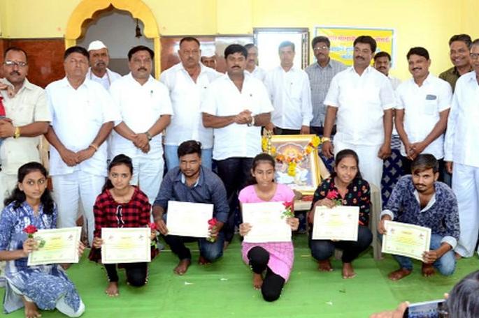 The pride of the quality students at Boradi | गुणवंत विद्यार्थ्यांचा बोराडी येथे गौरव 
