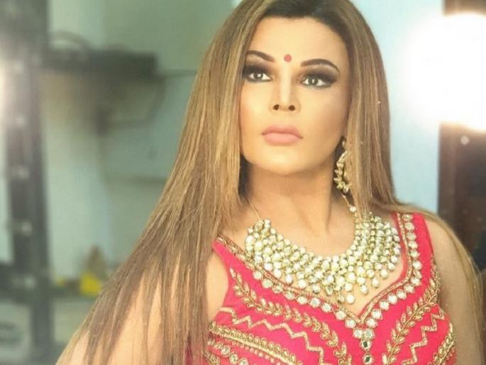 rakhi sawant make ranveer singh name tattoo on her chest for promotion of gully boy | ‘ड्रामेबाज’ राखी सावंतने असे दिले रणवीर सिंगच्या ‘आय लव्ह यू’चे उत्तर! rakhi sawant make ranveer singh name tattoo on her chest for promotion of gully boy | ‘ड्रामेबाज’ राखी सावंतने असे दिले रणवीर सिंगच्या ‘आय लव्ह यू’चे उत्तर!