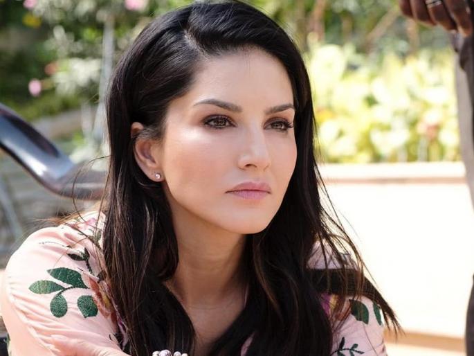 why sunny leone revealed usually never see her parents photographs | सनी लिओनी कधीच पाहत नाही आपल्या आईबाबांचे फोटो, जाणून घ्या का? why sunny leone revealed usually never see her parents photographs | सनी लिओनी कधीच पाहत नाही आपल्या आईबाबांचे फोटो, जाणून घ्या का?