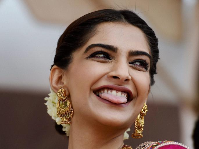 sonam kapoor lashes out on people who burst crackers on nine pm event through her tweet-ram | फटाके फोडणा-यांवर बरसली सोनम कपूर, म्हटले मूर्ख sonam kapoor lashes out on people who burst crackers on nine pm event through her tweet-ram | फटाके फोडणा-यांवर बरसली सोनम कपूर, म्हटले मूर्ख