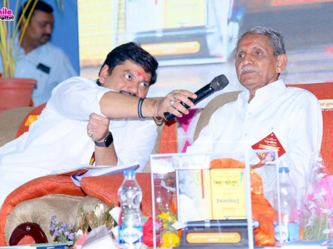 Guru-disciple's emotional moments, speech of Mike and Waghmare Guruji in the hands of Dhananjay munde | गुरू-शिष्याचा भावुक क्षण, धनंजयच्या हातात माईक अन् वाघमारे गुरुजींचं भाषण