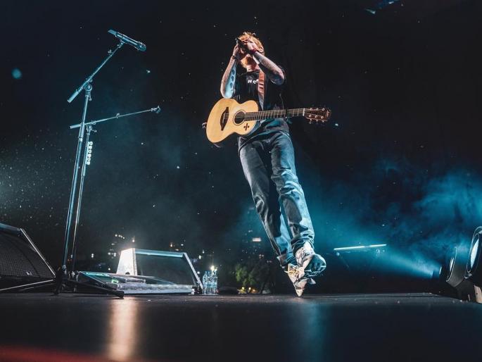 OMG ...! singer Ed Sheeran does not have any mobile, people do this | OMG...! या कारणामुळे गायकाने सोडलं मोबाईल वापरणं, असा करतो लोकांशी संपर्क OMG ...! singer Ed Sheeran does not have any mobile, people do this | OMG...! या कारणामुळे गायकाने सोडलं मोबाईल वापरणं, असा करतो लोकांशी संपर्क