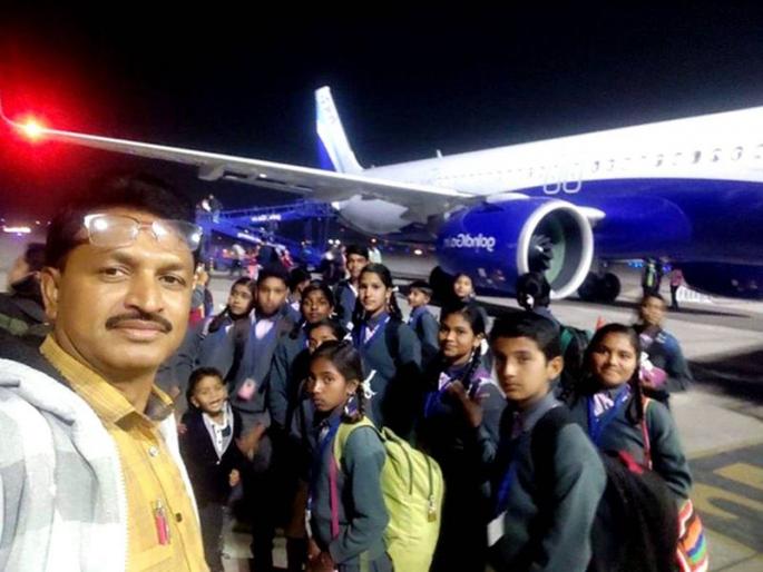 indore teacher become students real hero who spent his savings to fulfill his students dream | कौतुकास्पद! मुख्याध्यापकांनी स्वखर्चातून विद्यार्थ्यांना घडवली हवाई सफर indore teacher become students real hero who spent his savings to fulfill his students dream | कौतुकास्पद! मुख्याध्यापकांनी स्वखर्चातून विद्यार्थ्यांना घडवली हवाई सफर