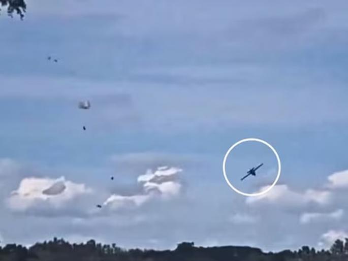 Horrible plane crash video passengers eject from Airplane before crash viral video | VIDEO: क्रॅश होण्याआधीच प्रवाशांनी विमानातून मारल्या उड्या आणि मग.... Horrible plane crash video passengers eject from Airplane before crash viral video | VIDEO: क्रॅश होण्याआधीच प्रवाशांनी विमानातून मारल्या उड्या आणि मग....