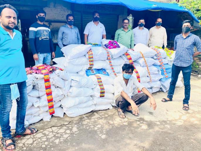 Gutkha worth Rs 7 lakh seized from Rabale MIDC, one arrested | रबाळे एमआयडीसीमधून सात लाखाचा गुटखा जप्त, एकाला अटक Gutkha worth Rs 7 lakh seized from Rabale MIDC, one arrested | रबाळे एमआयडीसीमधून सात लाखाचा गुटखा जप्त, एकाला अटक