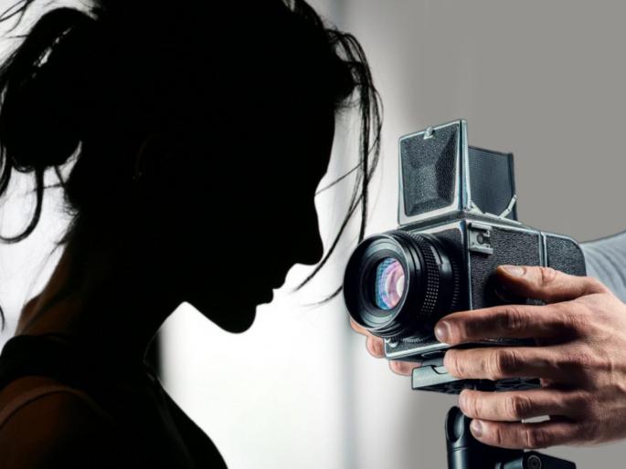 Man broke into woman home clicked creepy photos at night shoot obscene video of lady | मॉडलच्या घरात लपून राहत होता तरूण, रात्री बनवत होता तिचे प्रायव्हेट व्हिडीओ आणि मग... Man broke into woman home clicked creepy photos at night shoot obscene video of lady | मॉडलच्या घरात लपून राहत होता तरूण, रात्री बनवत होता तिचे प्रायव्हेट व्हिडीओ आणि मग...