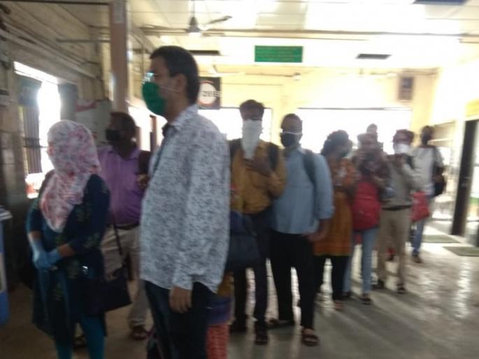 80 days later ... The first train left Dombivali at 4.48 am | 80 दिन बाद... पहाटे 4.48 वाजता डोंबिवलीतून पहिली लोकल धावली 80 days later ... The first train left Dombivali at 4.48 am | 80 दिन बाद... पहाटे 4.48 वाजता डोंबिवलीतून पहिली लोकल धावली