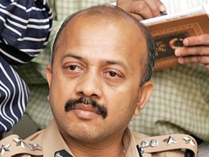 Deven Bharti replaces Badge as commission gets commission | आयोगाने बडगा उगारताच देवेन भारती यांची बदली