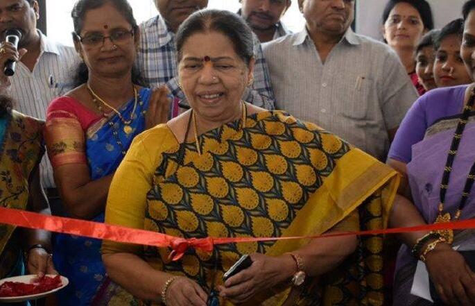 Women MLAs want cabinet; Even in the candidature of the candidates | महिला आमदारांना मंत्रिपदाची लागली आस; उमेदवारी देण्यातही हात आखडता Women MLAs want cabinet; Even in the candidature of the candidates | महिला आमदारांना मंत्रिपदाची लागली आस; उमेदवारी देण्यातही हात आखडता