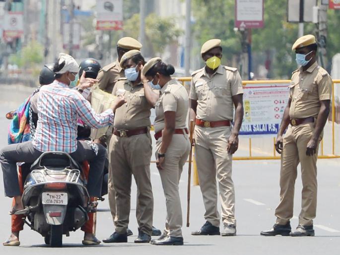 Nine policemen from the Solapur rural police force were hit by a corona | धक्कादायक; सोलापूर ग्रामीण पोलीस दलातील नऊ पोलिसांना कोरोनाची बाधा Nine policemen from the Solapur rural police force were hit by a corona | धक्कादायक; सोलापूर ग्रामीण पोलीस दलातील नऊ पोलिसांना कोरोनाची बाधा