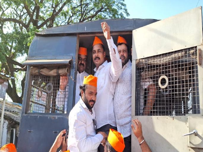 Shiv Sainik of the Thackeray group were detained in Kolhapur | ठाकरे गटाच्या शिवसैनिकांना कोल्हापूरात घेतले ताब्यात Shiv Sainik of the Thackeray group were detained in Kolhapur | ठाकरे गटाच्या शिवसैनिकांना कोल्हापूरात घेतले ताब्यात