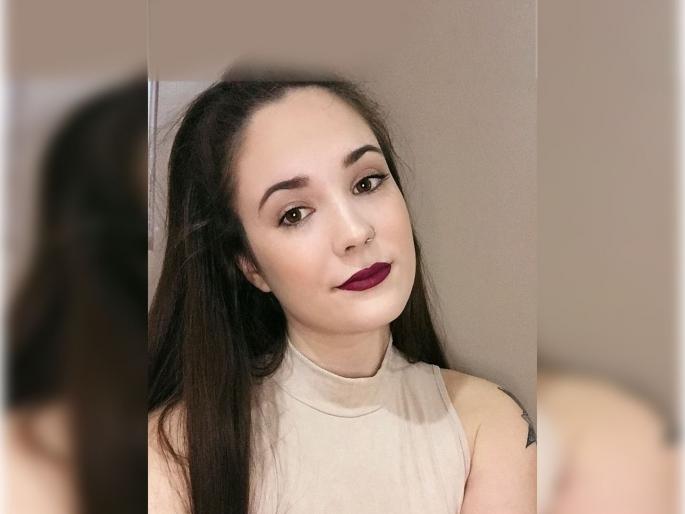 Car keys end up lodged in Canadian woman face after a friend tossed them to her | कारची चावी वर फेकणं पडलं महागात, महिलेच्या चेहऱ्याची झाली अशी हालत Car keys end up lodged in Canadian woman face after a friend tossed them to her | कारची चावी वर फेकणं पडलं महागात, महिलेच्या चेहऱ्याची झाली अशी हालत