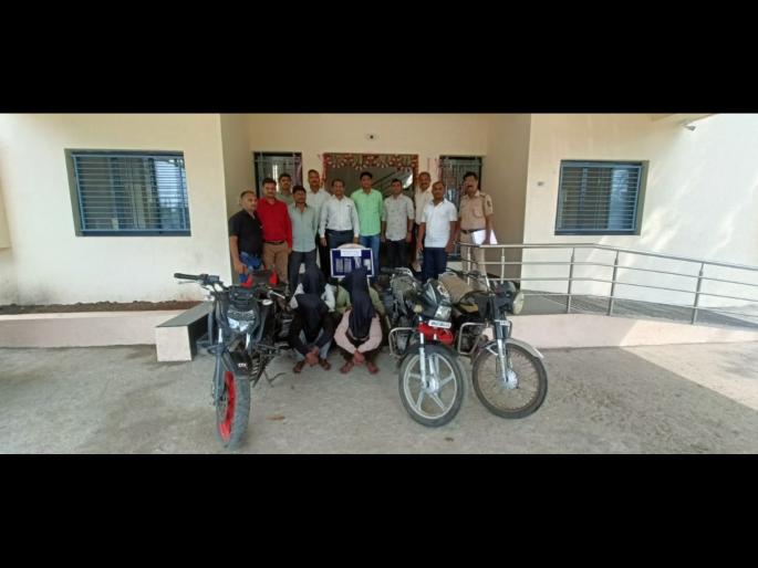 Couple returning from seeing Vazzar Dam robbed at knifepoint, four arrested | वझ्झर डॅम पाहून परतणाऱ्या युगुलाला चाकूच्या धाकाने लुटले, चौघांना अटक Couple returning from seeing Vazzar Dam robbed at knifepoint, four arrested | वझ्झर डॅम पाहून परतणाऱ्या युगुलाला चाकूच्या धाकाने लुटले, चौघांना अटक