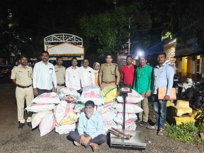 'Pushpa' in Beed's Mahajanwadi; Madhya Pradesh, Andhra Pradesh 'connection' of 600 kg sandalwood smuggling | बीडच्या महाजनवाडीत 'पुष्पा'; ६०० किलो चंदनतस्करीचे मध्यप्रदेश, आंध्रप्रदेश 'कनेक्शन' 'Pushpa' in Beed's Mahajanwadi; Madhya Pradesh, Andhra Pradesh 'connection' of 600 kg sandalwood smuggling | बीडच्या महाजनवाडीत 'पुष्पा'; ६०० किलो चंदनतस्करीचे मध्यप्रदेश, आंध्रप्रदेश 'कनेक्शन'