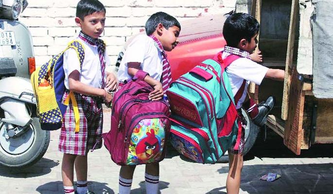 Crime against headmaster if students are unsafe traveling | विद्यार्थ्यांचा असुरक्षित प्रवास झाल्यास मुख्याध्यापकावर गुन्हा Crime against headmaster if students are unsafe traveling | विद्यार्थ्यांचा असुरक्षित प्रवास झाल्यास मुख्याध्यापकावर गुन्हा