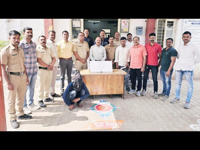 While boarding the bus thief snatched women's jwellery ran away, police team nabbed him in two hours | बार्शीत बसमध्ये चढताना गंठण हिसकावून पळाला, गस्तीवरील पथकाने दोन तासात छडा लावला While boarding the bus thief snatched women's jwellery ran away, police team nabbed him in two hours | बार्शीत बसमध्ये चढताना गंठण हिसकावून पळाला, गस्तीवरील पथकाने दोन तासात छडा लावला