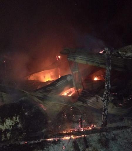 A cowshed caught fire at Vadad in Yavatmal district | यवतमाळ जिल्ह्यातील वडद येथे गोठ्याला लागली आग; ११ शेळ्या, ५० कोंबड्यांचा मृत्यू A cowshed caught fire at Vadad in Yavatmal district | यवतमाळ जिल्ह्यातील वडद येथे गोठ्याला लागली आग; ११ शेळ्या, ५० कोंबड्यांचा मृत्यू