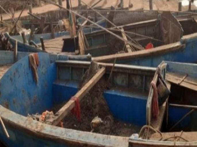 Four boats seized from illegal sand traders in Khadipatra in Aronda | आरोंदा येथील खाडीपात्रात अवैध वाळू व्यवसायिकांना दणका, चार होड्या जप्त Four boats seized from illegal sand traders in Khadipatra in Aronda | आरोंदा येथील खाडीपात्रात अवैध वाळू व्यवसायिकांना दणका, चार होड्या जप्त
