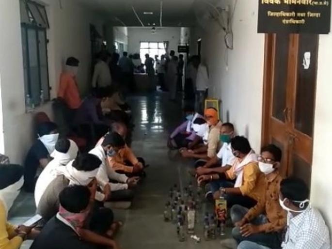 Liquor Party is always in full swing at the Taluka Land Records Office in Wardha | वर्ध्यातील तालुका भूमिअभिलेख कार्यालयात रंगते ओली पार्टी Liquor Party is always in full swing at the Taluka Land Records Office in Wardha | वर्ध्यातील तालुका भूमिअभिलेख कार्यालयात रंगते ओली पार्टी