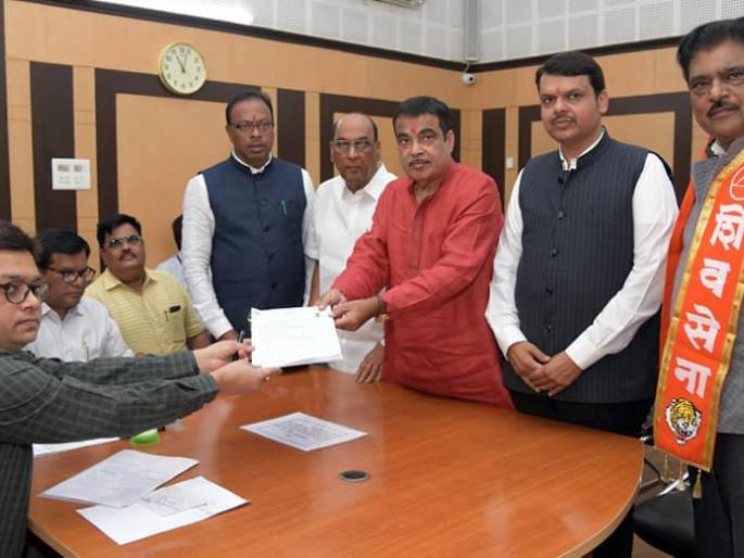 The election form filled by Nitin Gadkari and Kirpal Tumane | नितीन गडकरी व कृपाल तुमाने यांनी भरले निवडणूक अर्ज The election form filled by Nitin Gadkari and Kirpal Tumane | नितीन गडकरी व कृपाल तुमाने यांनी भरले निवडणूक अर्ज