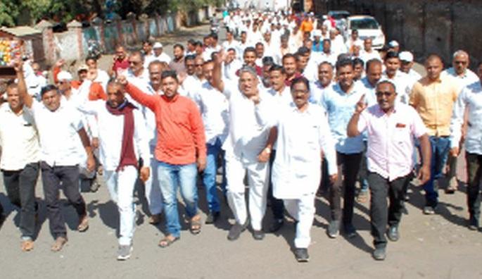 MLAs on the road for farmers | शेतकऱ्यांसाठी आमदार रस्त्यावर MLAs on the road for farmers | शेतकऱ्यांसाठी आमदार रस्त्यावर