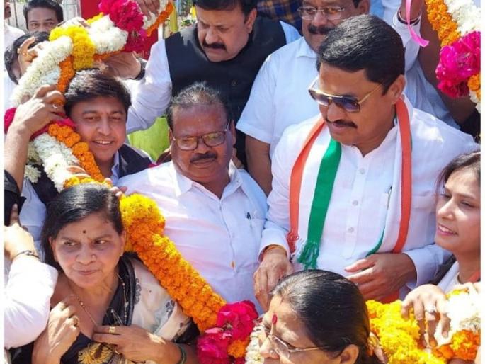 Congress second blow to BJP in South Nagpur; Corporator Satish Hole joins Congress | दक्षिण नागपुरात काँग्रेसचा भाजपला दुसरा धक्का; नगरसेवक सतीश होले यांचा काँग्रेसमध्ये प्रवेश Congress second blow to BJP in South Nagpur; Corporator Satish Hole joins Congress | दक्षिण नागपुरात काँग्रेसचा भाजपला दुसरा धक्का; नगरसेवक सतीश होले यांचा काँग्रेसमध्ये प्रवेश