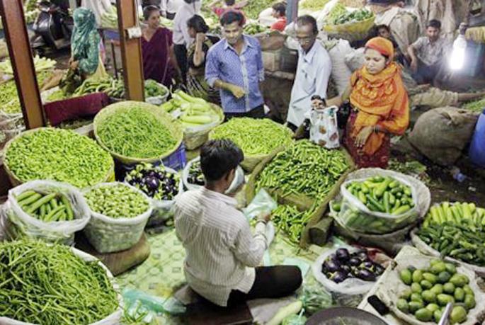 Rush before curfew; Long lasting fruits and vegetables are expensive ... | संचारबंदीच्या आधीच धावपळ; अधिक काळ टिकणाºया फळभाज्या महाग... Rush before curfew; Long lasting fruits and vegetables are expensive ... | संचारबंदीच्या आधीच धावपळ; अधिक काळ टिकणाºया फळभाज्या महाग...