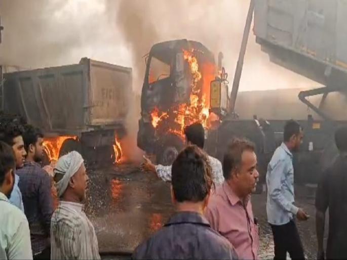 showroom fire Six tippers burnt down, incident near Ridhor on National Highway | शोरूमला आग; सहा टीप्पर जळून खाक, राष्ट्रीय महामार्गावरील रिधोरानजीकची घटना showroom fire Six tippers burnt down, incident near Ridhor on National Highway | शोरूमला आग; सहा टीप्पर जळून खाक, राष्ट्रीय महामार्गावरील रिधोरानजीकची घटना