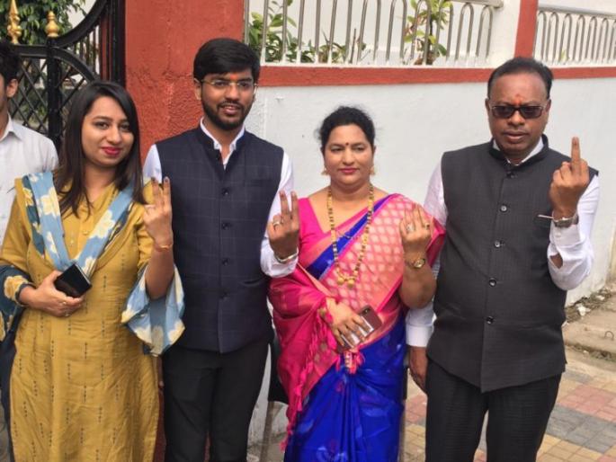 District Council Elections; Bawankule voted with his family | जिल्हा परिषद निवडणूक; बावनकुळे यांनी सहकुटुंब बजावला मतदानाचा हक्क