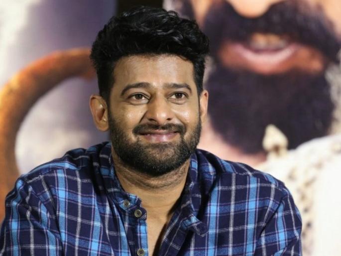 Prabhas to get married after the release of Saaho? | दीपवीरनंतर ‘बाहुबली’ प्रभासही अडकणार लग्नाच्या बेडीत!! Prabhas to get married after the release of Saaho? | दीपवीरनंतर ‘बाहुबली’ प्रभासही अडकणार लग्नाच्या बेडीत!!