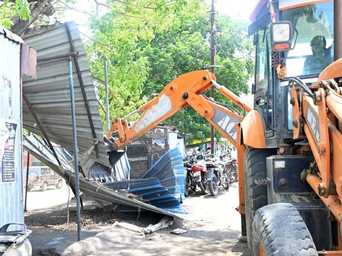 While removing the encroachment, the poor were spared and the rich were spared | अतिक्रमण काढताना गरिबांचे ठेले ताेडले, श्रीमंतांना सोडले While removing the encroachment, the poor were spared and the rich were spared | अतिक्रमण काढताना गरिबांचे ठेले ताेडले, श्रीमंतांना सोडले