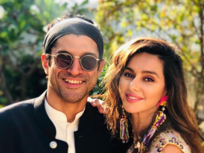farhan akhtar share picture on girlfriend shibani dandekar social media troll | फरहान अख्तरने शेअर केला गर्लफ्रेन्डचा फोटो, युजर्सनी विचारले, ‘हिला कुठला आजार आहे का?’ farhan akhtar share picture on girlfriend shibani dandekar social media troll | फरहान अख्तरने शेअर केला गर्लफ्रेन्डचा फोटो, युजर्सनी विचारले, ‘हिला कुठला आजार आहे का?’