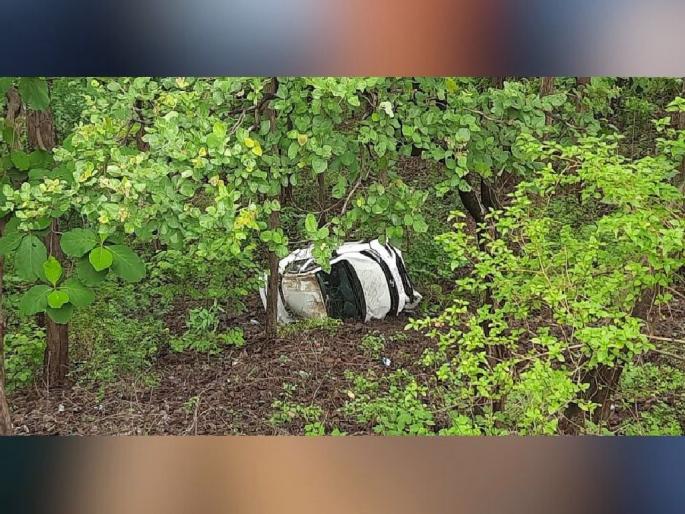 A car fell into a thirty feet valley in thick fog, four people were injured | दाट धुक्यात तीस फूट दरीत कोसळली कार, चौघे जखमी A car fell into a thirty feet valley in thick fog, four people were injured | दाट धुक्यात तीस फूट दरीत कोसळली कार, चौघे जखमी