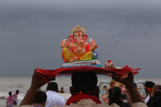 Immersion in the tune of Ganpati in Pune; A sentimental message in the vein of this early next year | पुण्यातील गणपतींचे थाटात विसर्जन; पुढच्या वर्षी लवकर या च्या निनादात भावपूर्ण निरोप Immersion in the tune of Ganpati in Pune; A sentimental message in the vein of this early next year | पुण्यातील गणपतींचे थाटात विसर्जन; पुढच्या वर्षी लवकर या च्या निनादात भावपूर्ण निरोप